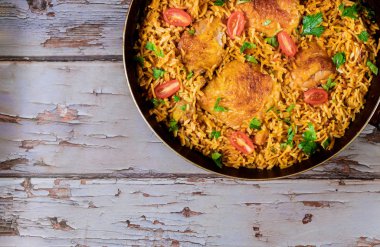 Yeşil maydanozlu ve domatesli kızarmış pirinç tavuğu.