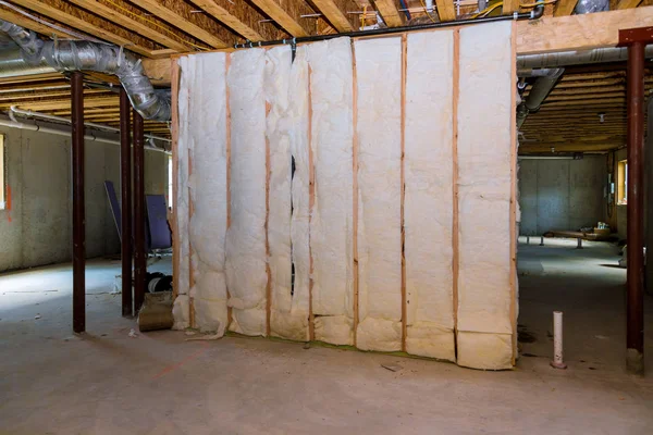 Izolacja piwnicy z włókna szklanego zimnej bariery i materiału izolacyjnego — Zdjęcie stockowe