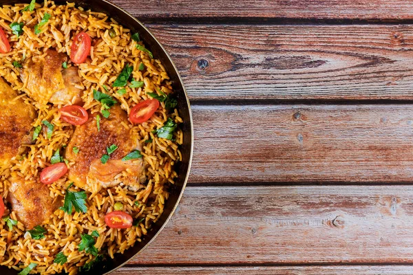 Gezond voedsel gebakken rijst kip met tomaten en peterselie — Stockfoto
