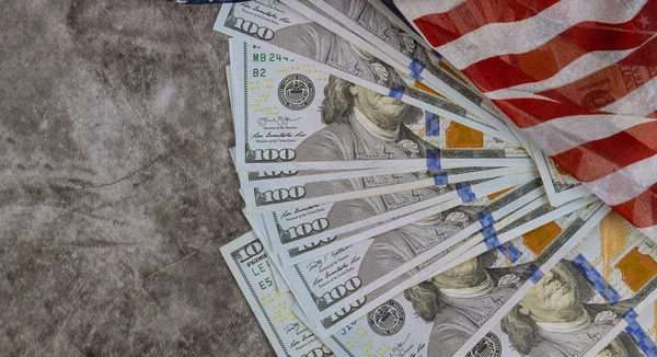 Topp Visa amerikanska flaggan på amerikanska dollar USA ekonomiska — Stockfoto