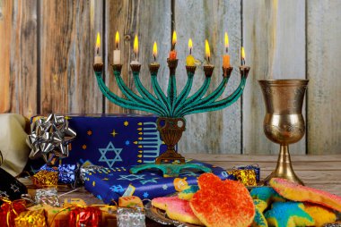 Yahudi bayramı Hanuka sembolleri - menorah