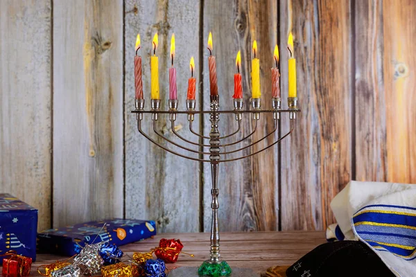 Nahaufnahme eines brennenden Chanukka-Leuchters mit Kerzen Menora — Stockfoto