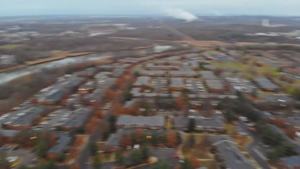 Panorama verticaal uitzicht residentiële huizen met Usa tijdens de herfst — Stockvideo