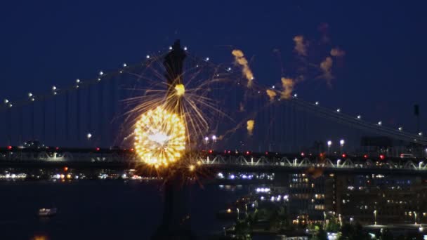 Fuegos artificiales del día de la independencia sobre Manhattan, Nueva York — Vídeos de Stock