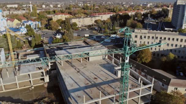 Edificio de gran altura en construcción. El sitio con grúas contra el cielo azul . — Vídeos de Stock