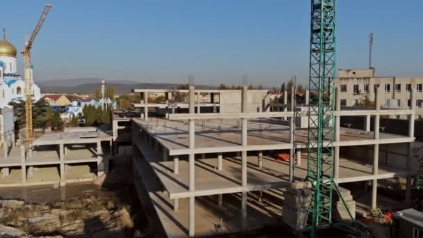 Crane and building construction site against blue sky — Stock Video