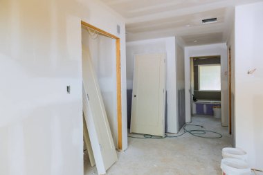 Bir dairenin onarımı, tadilatı, tadilatı, yenilenmesi ve yenilenmesi için yeni ev malzemeleri inşa ediliyor