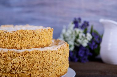 Arka planda fındık ve çiçekler ile puf hamur pasta Napoleon