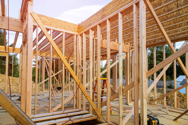 Рамочный луч нового строящегося дома