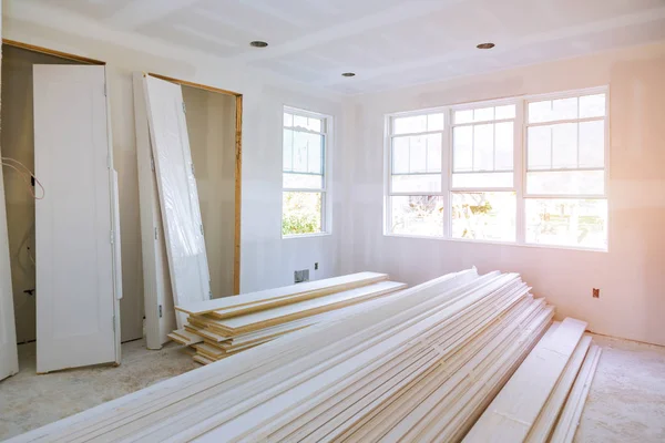 En construcción, la instalación de material nuevo hogar para las reparaciones en un apartamento está remodelando — Foto de Stock