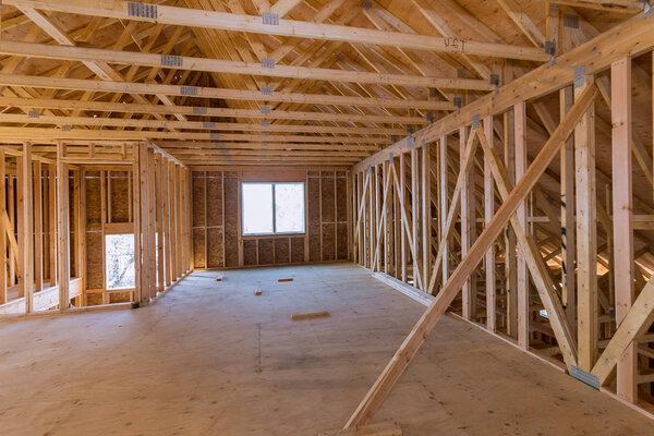 Новое строительство бревенчатого дома обрамляло землю