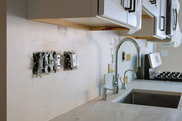 Lavori sull'installazione di prese elettriche per la cucina — Foto Stock