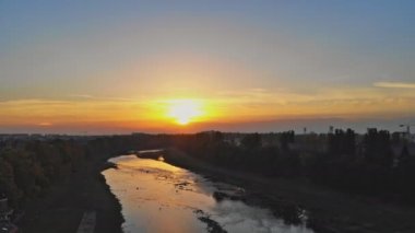 Evlerin, ağaçlarda Uzh Nehri çatılarda şehrin yükseklikten görüntülemek