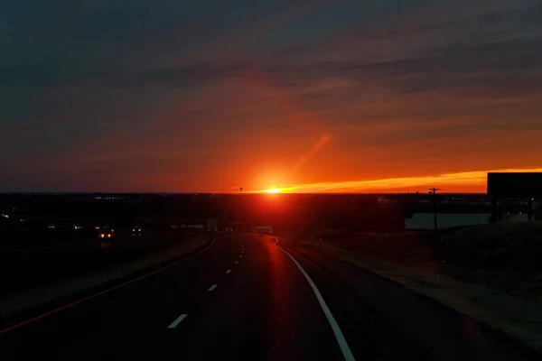 Zonsondergang uitzicht op de weg met auto 's in de voorkant rijden naar het werk — Stockfoto