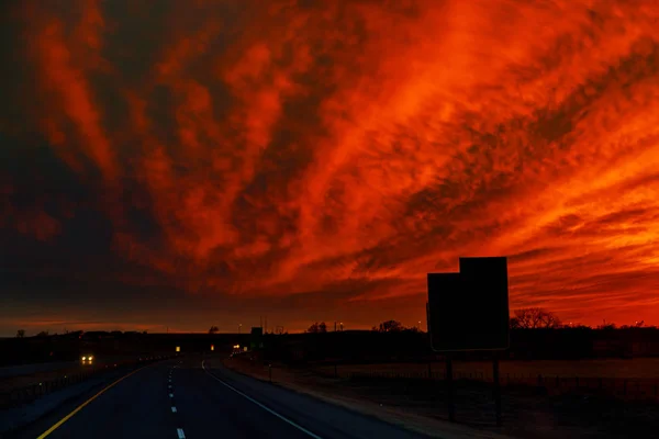 Jesienna droga zachód słońca promienie światła w samochodzie droga — Zdjęcie stockowe
