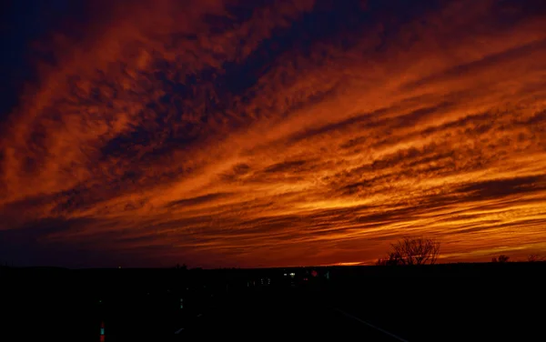 Zachód słońca widok drogi z samochodów przed jazdy do pracy — Zdjęcie stockowe