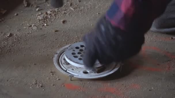 Drain de sol de douche moderne dans le couvercle est en acier inoxydable, couvercle de drain — Video
