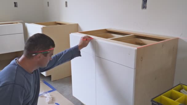 Slepá skříňka, ostrov zásuvky a skříňky čítač nainstalován — Stock video