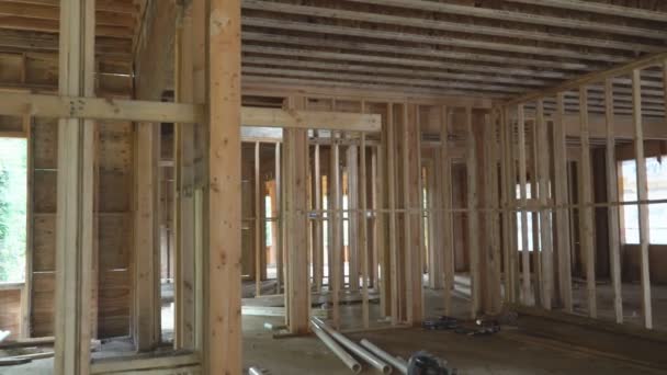 Bau von neuen Eigenheimen im Außenbereich Holzbalkenkonstruktion — Stockvideo