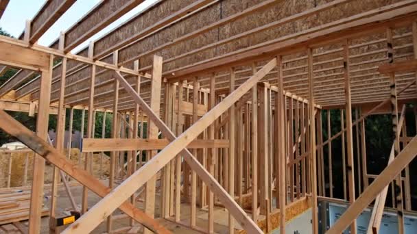 Rám dřevěný dům na nedokončený objekt zblízka nový ve výstavbě. — Stock video