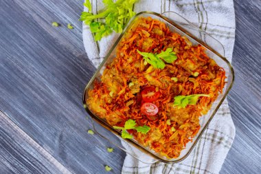 Lezzetli ızgara balık filetosu kızarmış cam tavada.