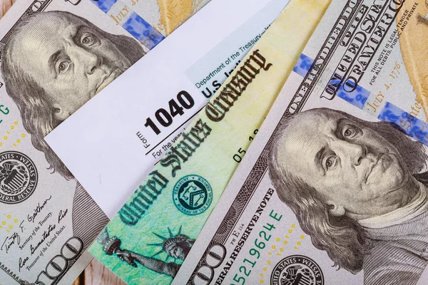 1040 Податкова форма з перевіркою на повернення коштів і валюта Us $$banknotes close up — стокове фото
