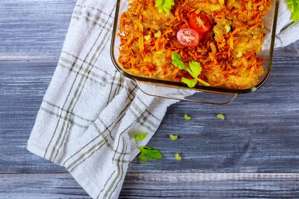 Deliciosos filetes de pescado a la parrilla asados en la sartén de vidrio — Foto de Stock