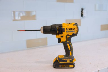 Modern kablosuz tornavida, Dewalt matkabı. İnşaat için ahşap bir ev döşemesi.