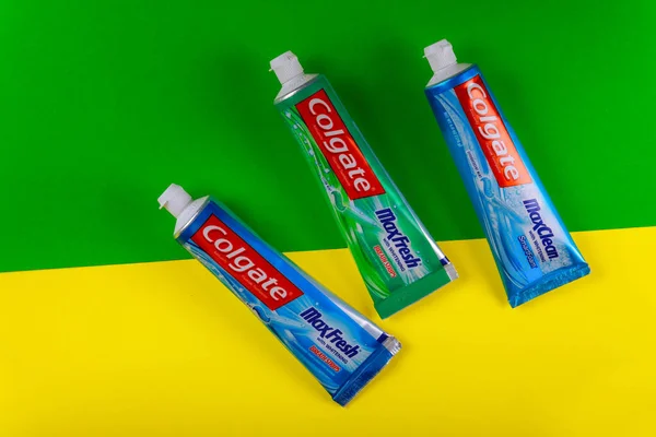 Conjunto de pasta de dentes Colgate na Colgate é uma marca de pasta de dentes produzida pela Colgate-Palmolive — Fotografia de Stock