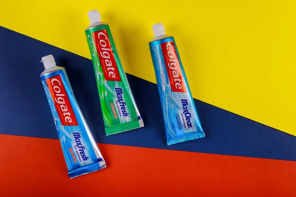 Colgate, una marca de productos de higiene bucal pastas dentales producidas por la empresa americana Colgate-Palmolive — Foto de Stock