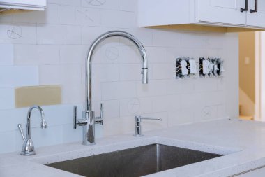 Modern tarzda yeni klasik mutfak. Mutfakta yeni bir lavabo.