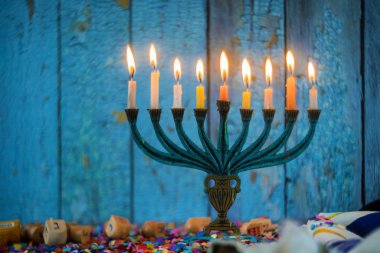 Parlak Parlayan Hanukkah Menorah yumuşak odak
