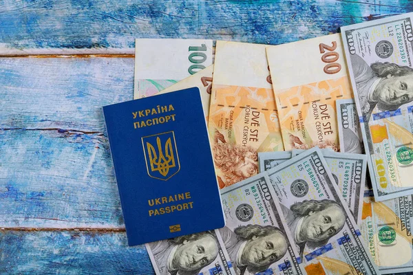 Украинский паспорт со стодолларовыми купюрами и чешскими купюрами "Коруна" — стоковое фото