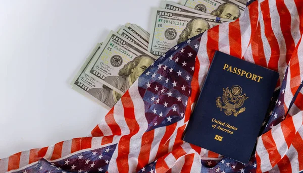 美国护照特写美元钱乌萨旗. — 图库照片