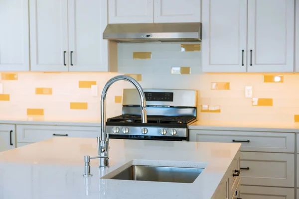 Design de interiores cozinha moderna brilhante com aparelhos de aço inoxidável com pia ilha — Fotografia de Stock