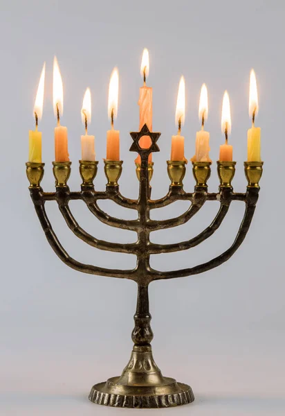 Egy égő hanuka gyertyatartó közelsége gyertyákkal Menorah — Stock Fotó