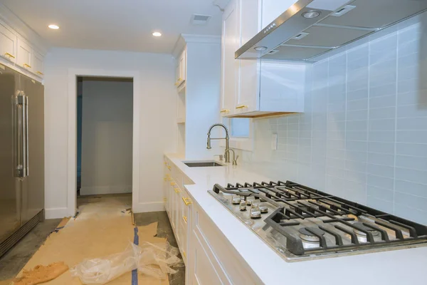 Реконструкція кухні перегляд облаштування будинку встановив нову кухню — стокове фото