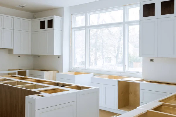 Wooden cabinets installation of in the white of installation base cabinets modular kitchen — Stock Photo, Image