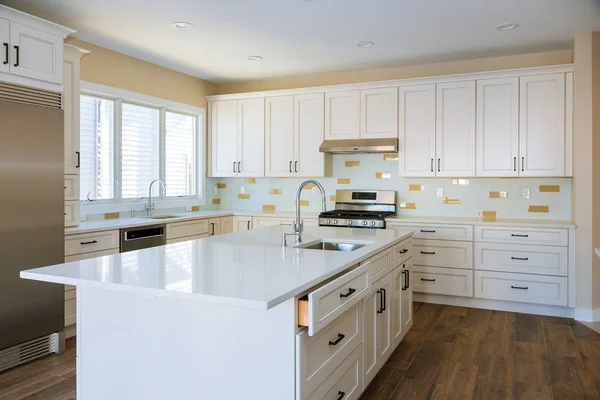 Installation von Schränken und Arbeitsplatte einer weißen Küche teilweise installierten Möbeln. — Stockfoto