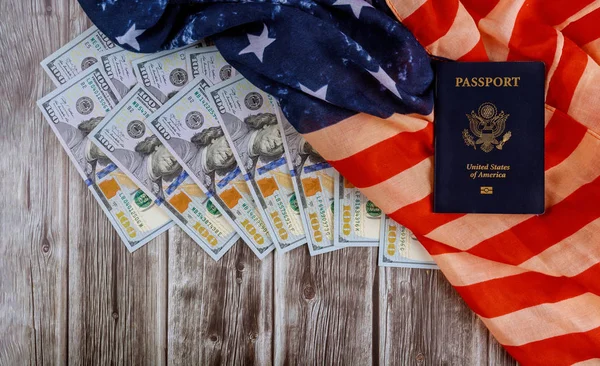 Bandeira americana e passaportes com os símbolos dos Estados Unidos da América e EUA moeda de cem notas de dólar dos EUA — Fotografia de Stock
