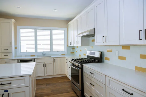 Installeras i ett nytt kök skåp hem förbättring kök — Stockfoto