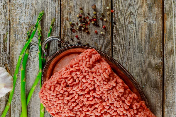 Fresh raw minced beef ground beef on old wood background and vegetables — Stock Photo, Image