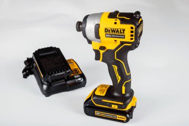 Dewalt kablosuz güç matkabı beyaz arkaplan izole
