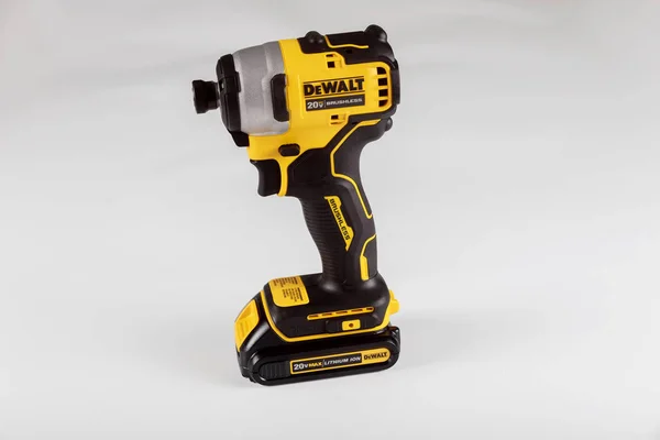 Pilotes de perceuse sans fil DeWalt pour des améliorations à la maison pour isoler le fond blanc — Photo