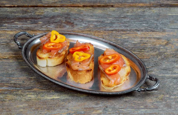 Canapé con salmón ahumado en placa, enfoque selectivo, vista de ángulo bajo — Foto de Stock