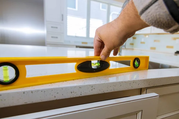 Nivelamento com bancadas de fazer um moderno armários de cozinha doméstica — Fotografia de Stock