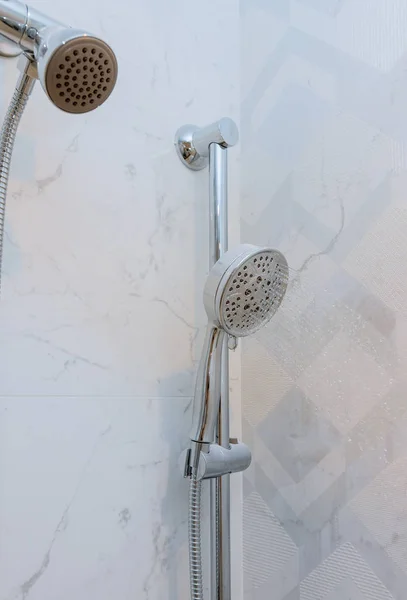 Prysznic głowy w łazience, projekt wnętrza domu — Zdjęcie stockowe