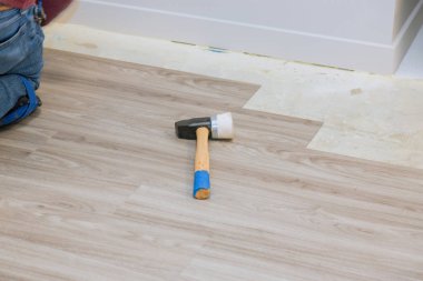Yeni ev yenileme çalışmalarının ahşap kaplama döşemesi