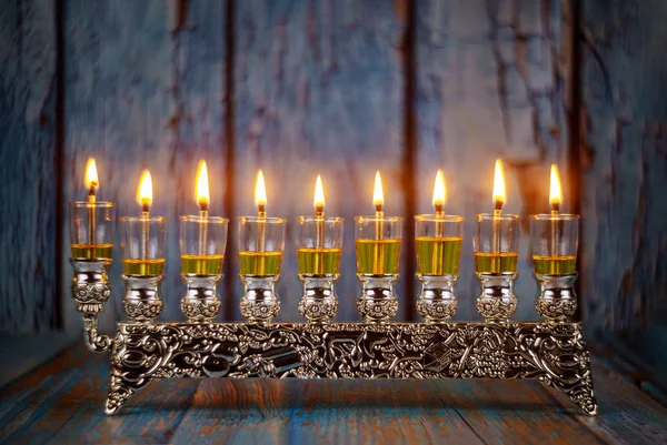 Close-up van een brandende Chanoeka kandelaar met kaarsen Menorah — Stockfoto