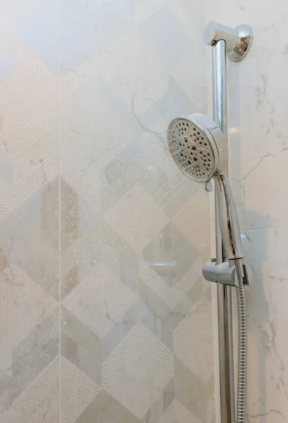 Современная душевая головка в ванной комнате с новым домостроением — стоковое фото